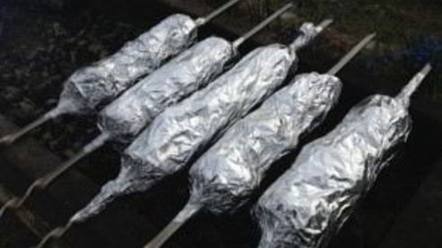 картофель в фольге на углях