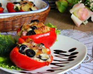 Паприка фаршированная беконом, моцареллой и маслинами