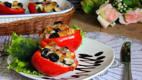 Рецепт Паприки фаршированной беконом, моцареллой и маслинами