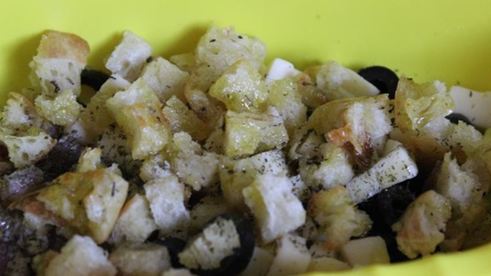 паприка фаршированная беконом, моцареллой и маслинами