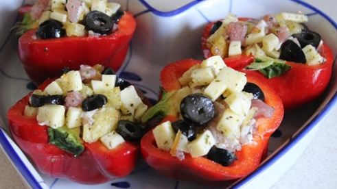 паприка фаршированная беконом, моцареллой и маслинами