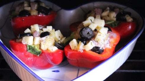 паприка фаршированная беконом, моцареллой и маслинами