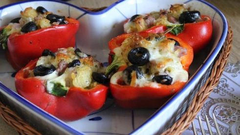 паприка фаршированная беконом, моцареллой и маслинами