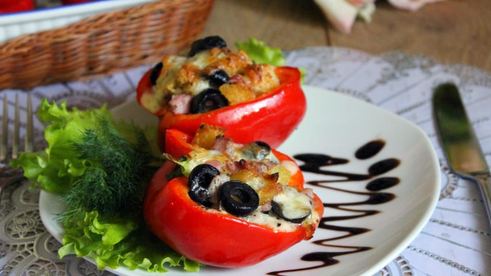 паприка фаршированная беконом, моцареллой и маслинами