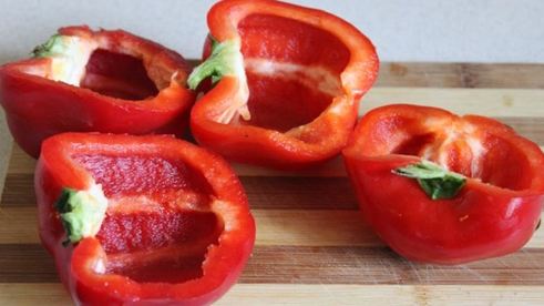 паприка фаршированная беконом, моцареллой и маслинами