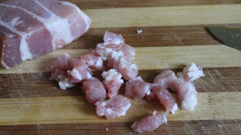 паприка фаршированная беконом, моцареллой и маслинами