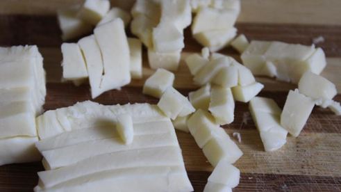 паприка фаршированная беконом, моцареллой и маслинами