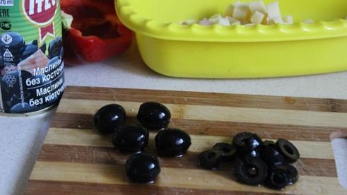 паприка фаршированная беконом, моцареллой и маслинами