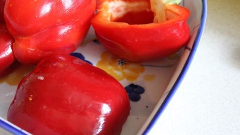 паприка фаршированная беконом, моцареллой и маслинами