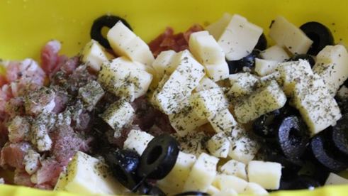 паприка фаршированная беконом, моцареллой и маслинами