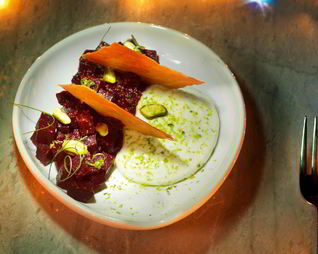 Печеная свекла с сыром фета и чесночными чипсами