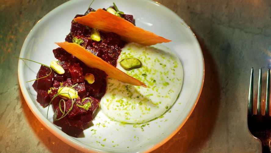 Рецепт печеной свеклы с сыром фета и чесночными чипсами