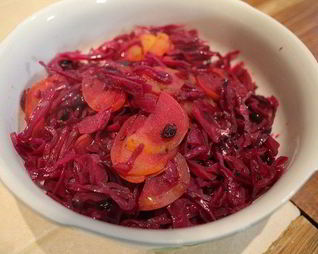 Пряная тушеная капуста с яблоками