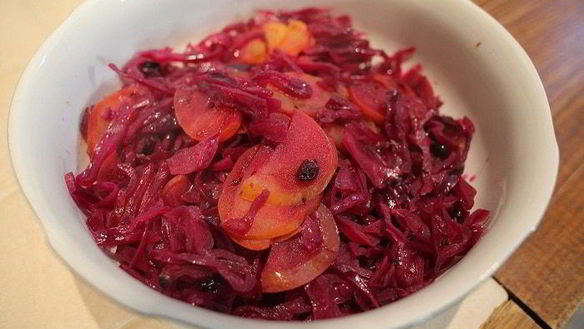 Рецепт Пряной тушеной капусты с яблоками