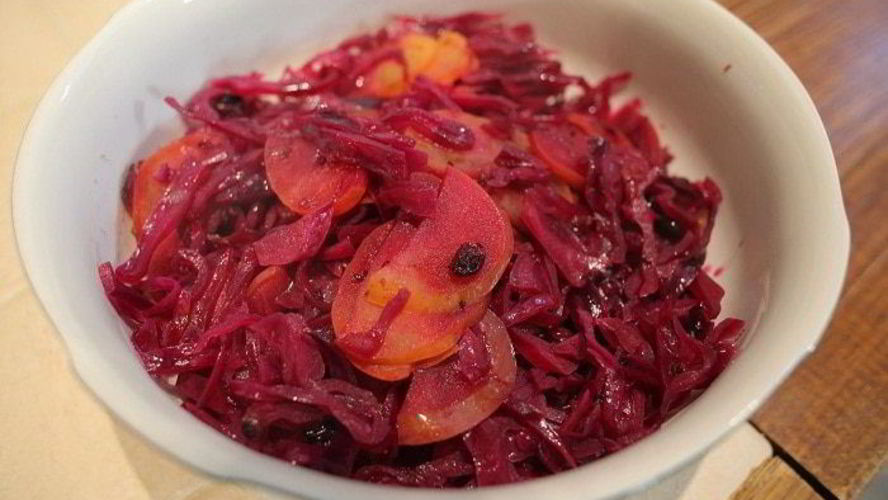 Рецепт пряной тушеной капусты с яблоками