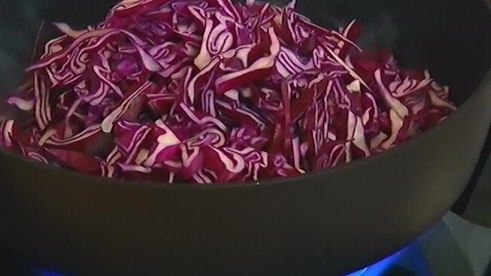 пряная тушеная капуста с яблоками