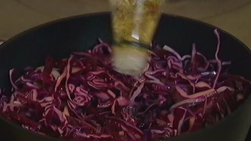 пряная тушеная капуста с яблоками