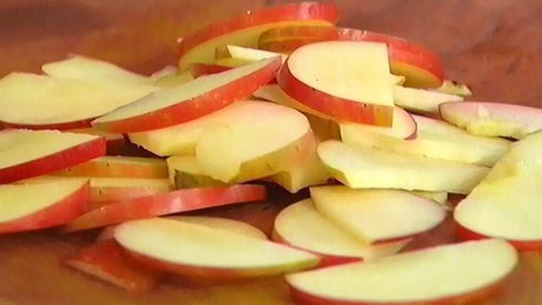 пряная тушеная капуста с яблоками