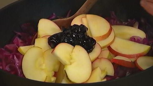 пряная тушеная капуста с яблоками