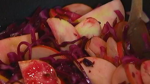 пряная тушеная капуста с яблоками