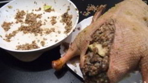 гусь с гречкой, грибами и печенью