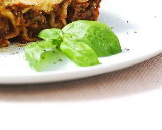 Каннеллони с куриной печенью и ветчиной под соусом из потрошков