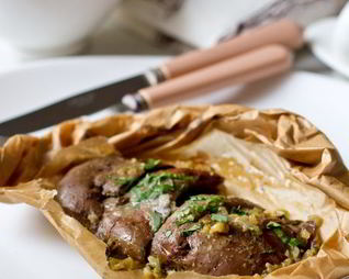 Кроличья печень с луком в конверте из пергамента