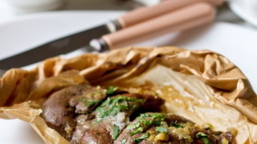 Рецепт кроличьей печени с луком в конверте из пергамента