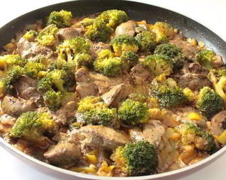 Куриная печень с брокколи и грибами