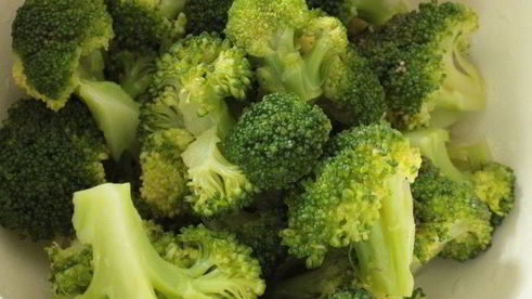 куриная печень с брокколи и грибами