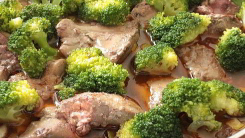 куриная печень с брокколи и грибами