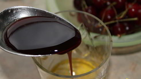 куриная печень с маринованной черешней