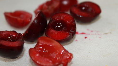 куриная печень с маринованной черешней