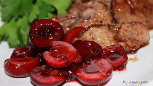 куриная печень с маринованной черешней