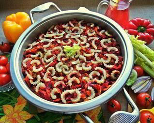 Куриная печень с овощами и гречкой