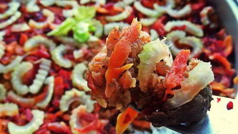 куриная печень с овощами и гречкой