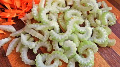 куриная печень с овощами и гречкой