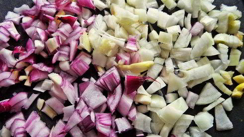 куриная печень с овощами и гречкой