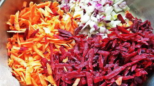 куриная печень с овощами и гречкой