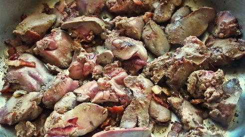 куриная печень с овощами и гречкой