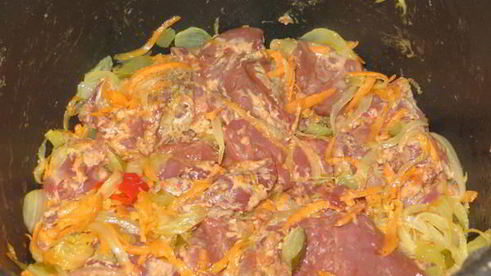 куриная печень с солеными огурцами в мв-скороварке