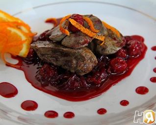 Куриная печень с вишневым соусом