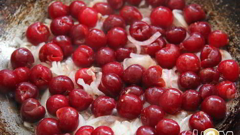 куриная печень с вишневым соусом