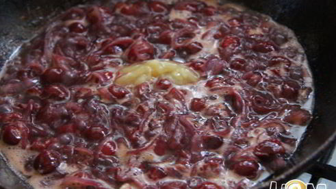 куриная печень с вишневым соусом