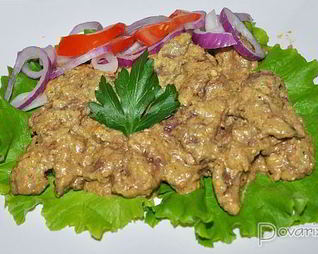 Куриная печень в орехово-сметанном соусе