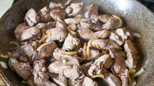 куриная печень, жареная с яйцом
