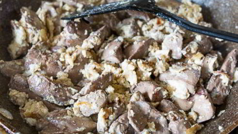 куриная печень, жареная с яйцом