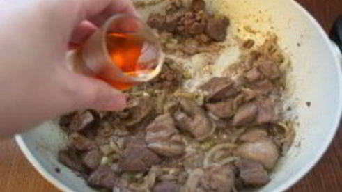 печень с луком тушеная