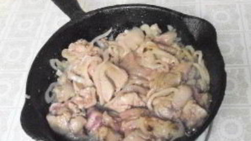 печень, тушеная в белом вине с печеным перцем