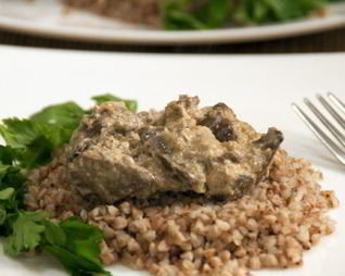 Печень, тушеная в сметане с луком